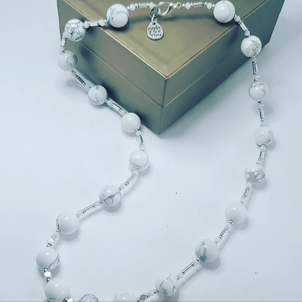 Howlite necklace 10 mm